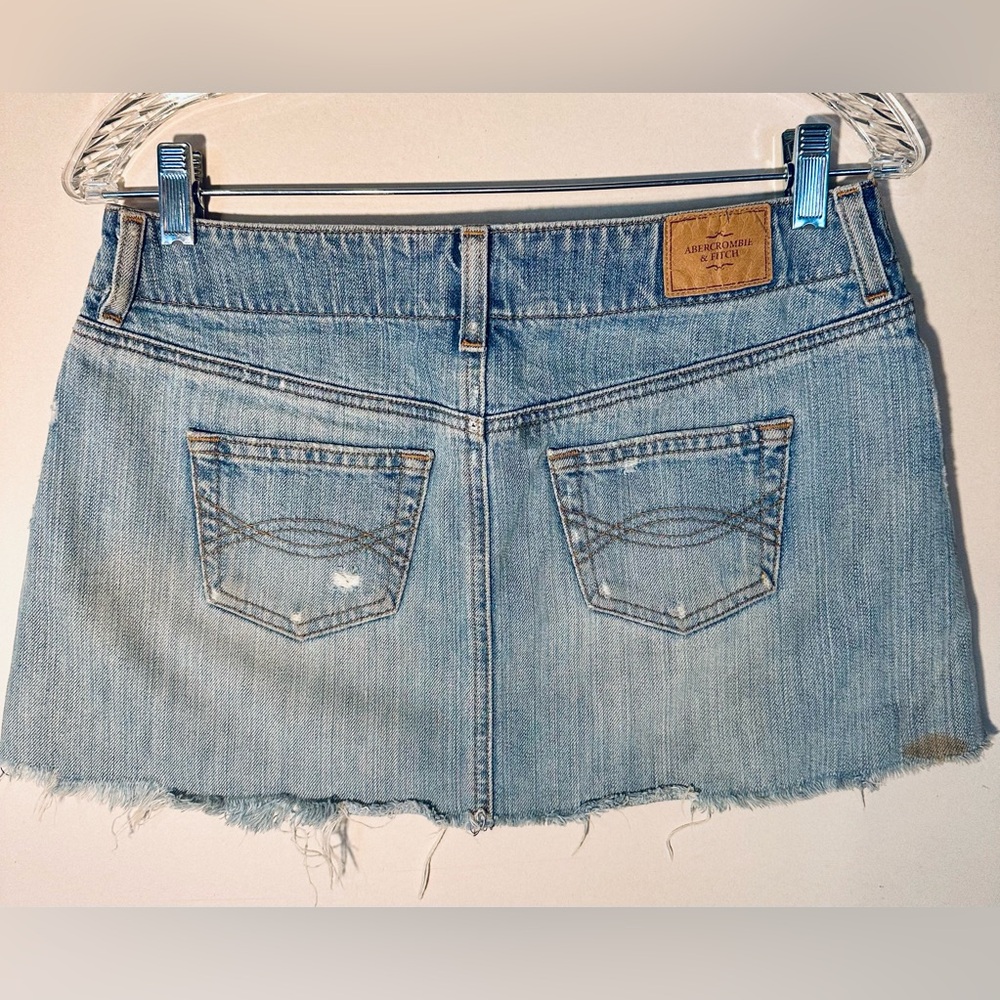 Abercrombie & Fitch Women’s 4 Mini Skirt Distressed Medium Wash Denim Jean - Picture 3 of 7